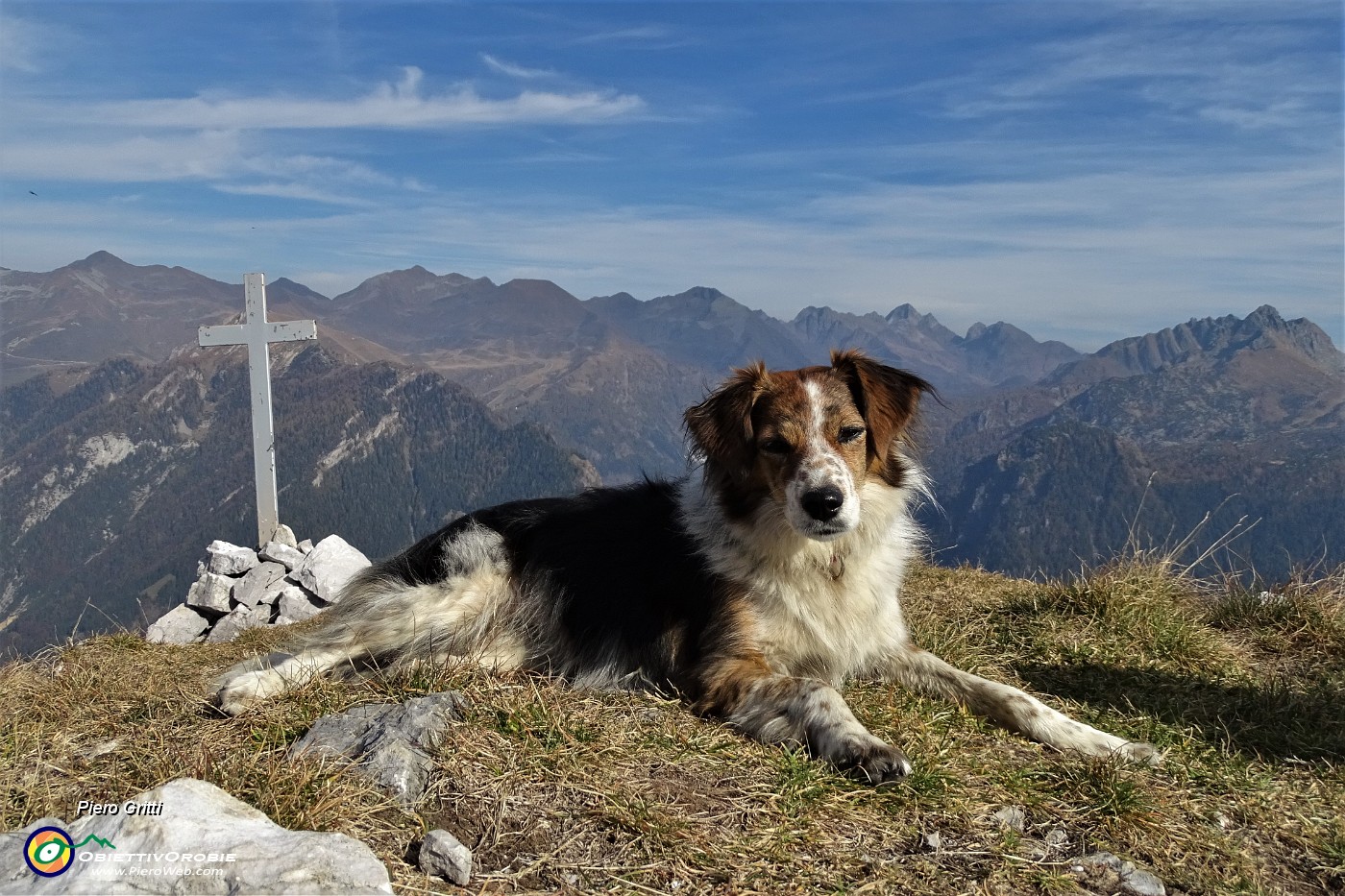 64 Alla croce di vetta del Pizzo Badile (2044 m).JPG